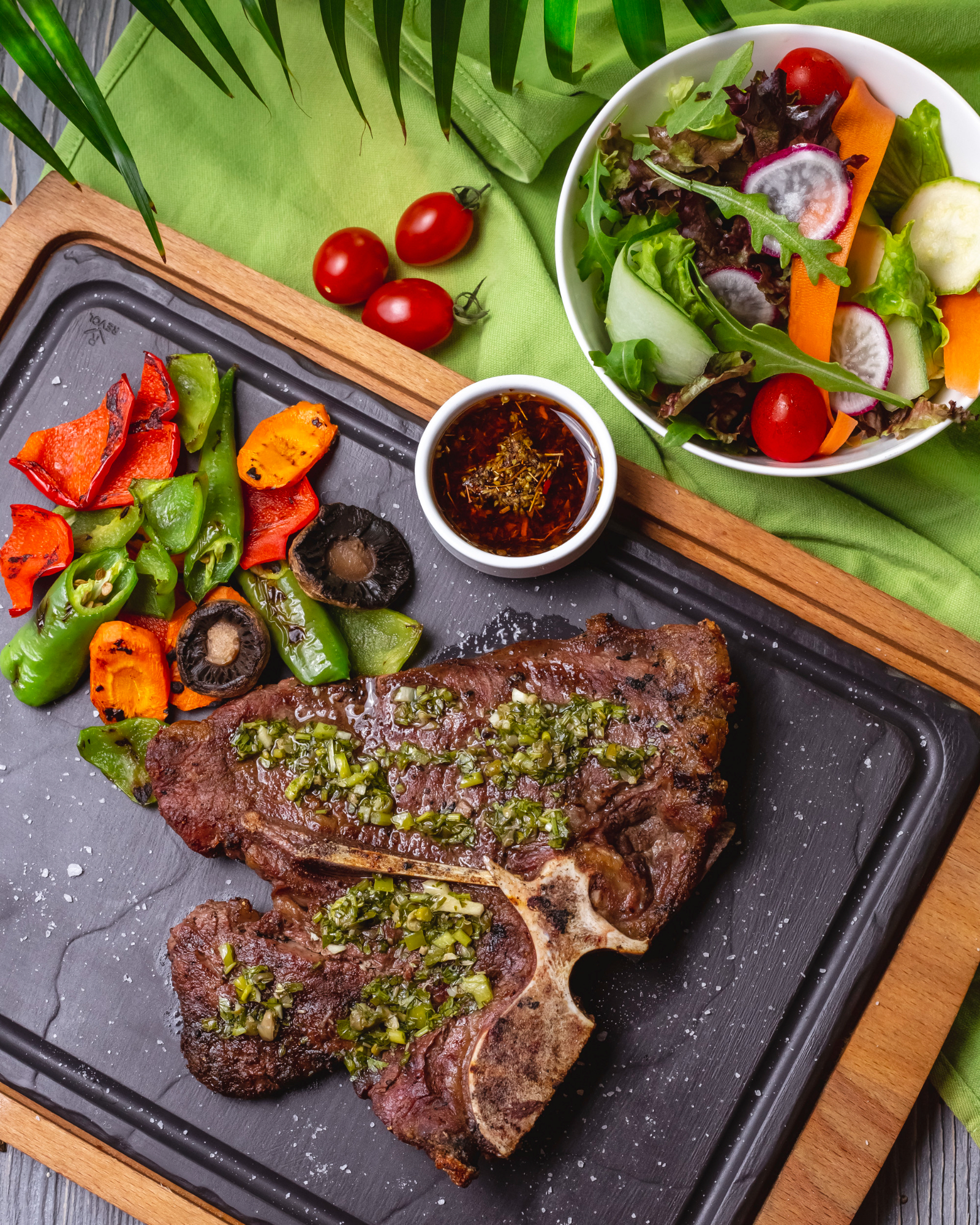 Steak de boeuf grillé aux herbes