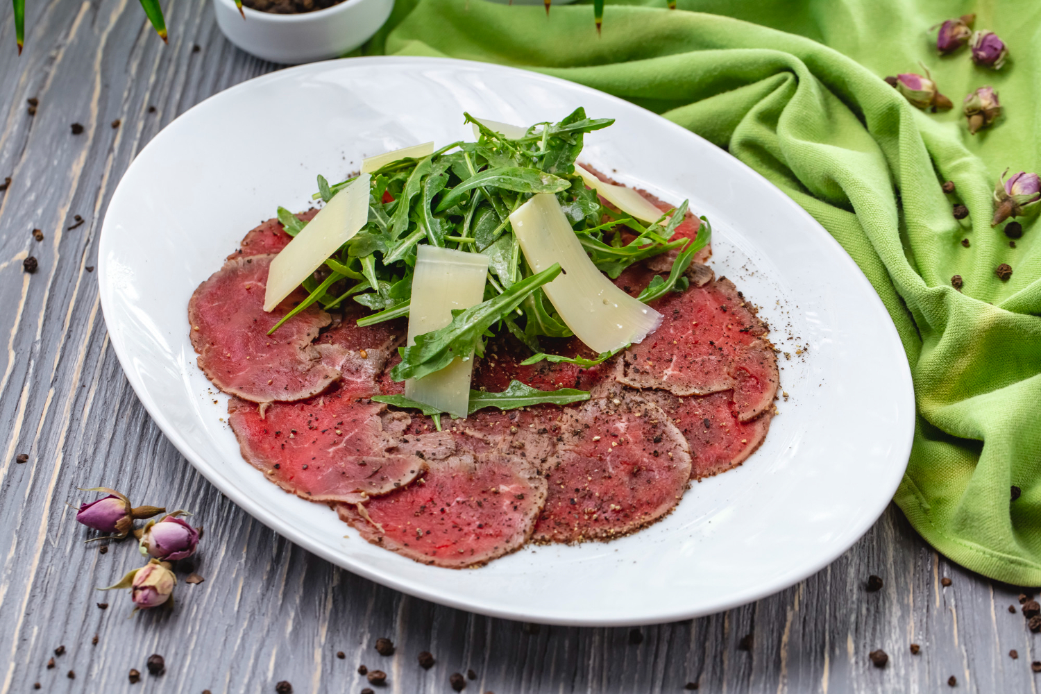 Carpaccio de boeuf aux copeaux de parmesan