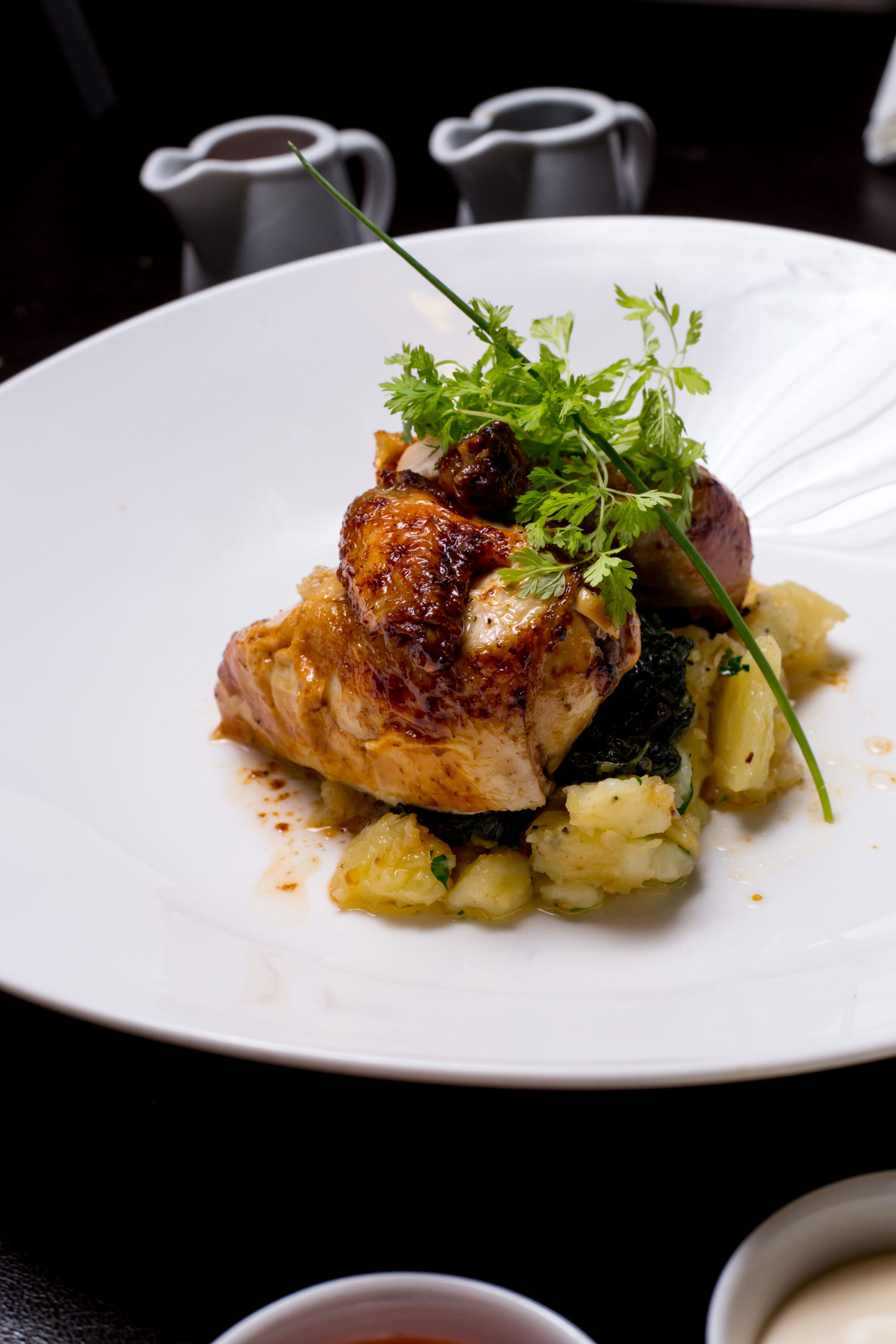 Côte de bœuf aux herbes et pommes de terre gratinées